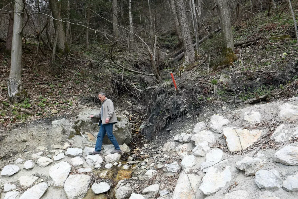 Kljub pregradam hrib nad &scaron;karpo &scaron;e vedno leze v dolino. Foto: Tomaž Skale