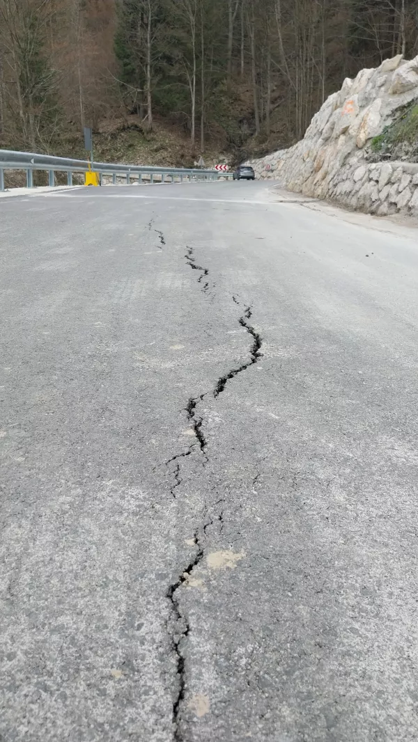 Prav tako je bil po dolžini počen povsem nov asfalt, ki pa so ga izrezali in 10. aprila na novo preplastili. Foto: Vesna Levičnik