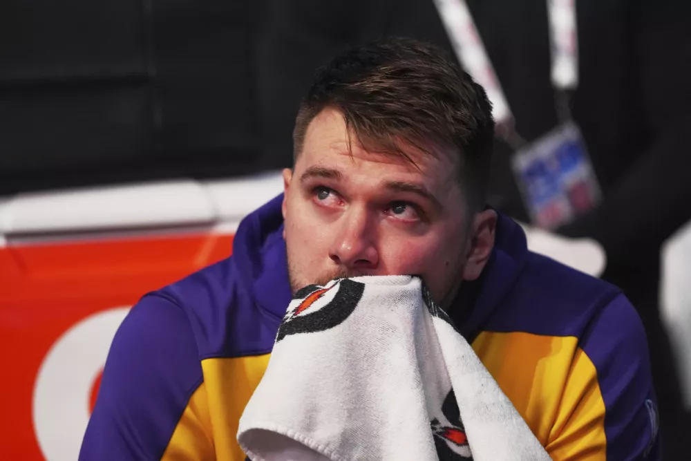 Los Angeles Lakers' Luka Doncic becomes emotional as he watches a video on the large video board that was a tribute to the former Dallas Mavericks player before an NBA basketball game in Dallas, Wednesday, April 9, 2025. (AP Photo/LM Otero) / Foto: Lm Otero