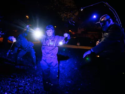 Gledali&scaron;če Ane Monro bo v soboto in torek dvakrat izvedlo hibridno ulično predstavo #spletohodci. Foto: Luka Dakskobler