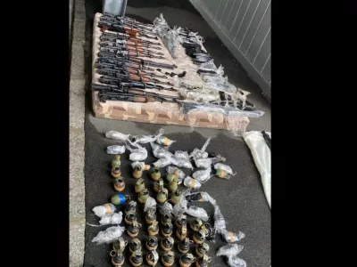 Zasežene pu&scaron;ke in granate. Foto: Europol