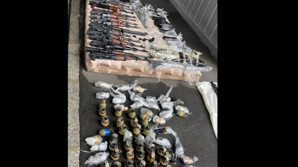 Zasežene pu&scaron;ke in granate. Foto: Europol