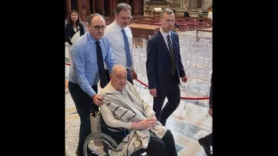 Papež v civilnih oblačilih. Foto: Reuters