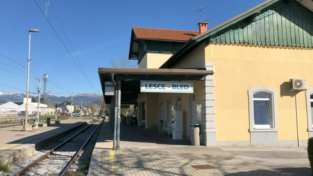 Nadgradnja železni&scaron;ke postaje Lesce - Bled je načrtovana &scaron;ele, ko bo nadgrajeno postajno vozli&scaron;če na Jesenicah. Foto:&nbsp;Eva Branc