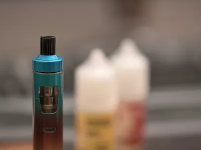 Extreme macro photography of electric cigarette with e-liquid in background / Foto: M_light_zone