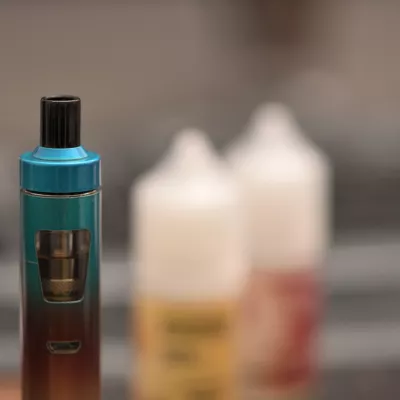 Extreme macro photography of electric cigarette with e-liquid in background / Foto: M_light_zone