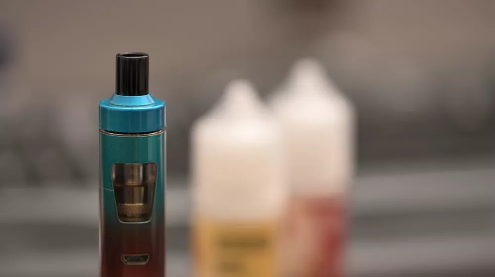 Extreme macro photography of electric cigarette with e-liquid in background / Foto: M_light_zone