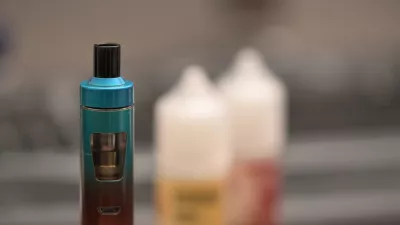 Extreme macro photography of electric cigarette with e-liquid in background / Foto: M_light_zone