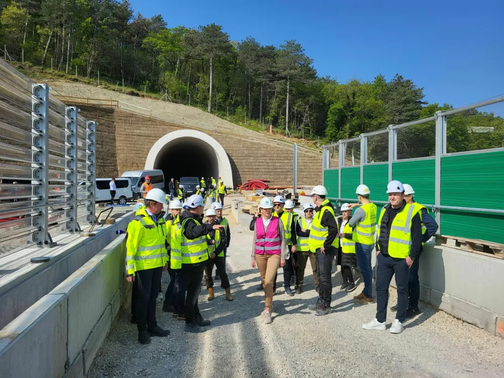 Ministrica Bratu&scaron;ek na ogledu gradbi&scaron;ča. Foto: Katja Gle&scaron;čič