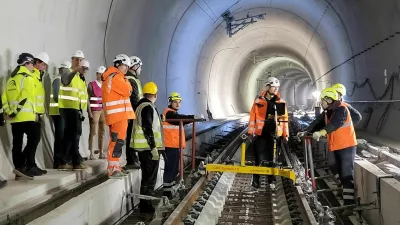 Polaganje tirov, ki sodi v tretji sklop projekta, ki je vreden skupaj 204 milijone evrov, opravlja konzorcij pod vodstvom SŽ-Železni&scaron;kega gradbenega podjetja, v njem pa sta &scaron;e družbi Kolektor IGIN in Yapi Merkezi Construction. 