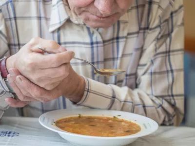 Za parkinsonovo&nbsp;bolezenijo&nbsp;se v Sloveniji po podatkih ZZZS zdravi skoraj 11.000 ljudi. / Foto: iStock