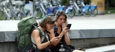 26.07.2023 - simbolična fotografija turisti, popotniki, mobitel, iskanje internetnaga omrežjaFoto: Tomaž Skale