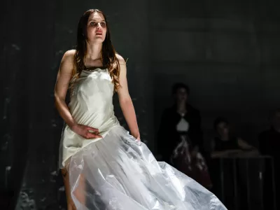 Lucija Harum v predstavi Pet kraljev, SLG Celje 2024