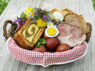 Ko&scaron;ara s tradicionalnimi velikonočnimi jedmi. F iStock