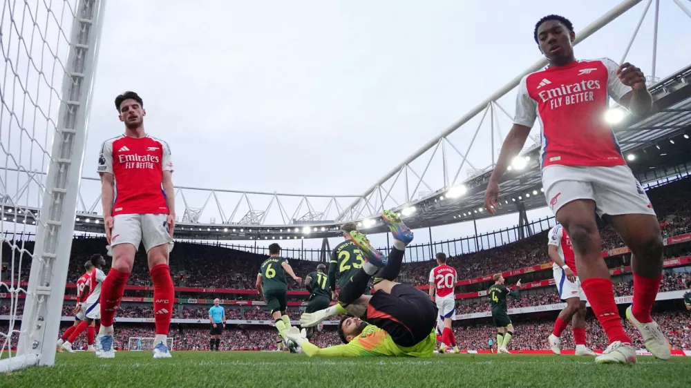 Soccer Football - Premier League - Arsenal v Brentford - Emirates Stadium, London, Britain - April 12, 2025 Arsenal's Declan Rice, Arsenal's Myles Lewis-Skelly and Arsenal's David Raya react after Brentford's Yoane Wissa scores their first goal REUTERS/David Klein EDITORIAL USE ONLY. NO USE WITH UNAUTHORIZED AUDIO, VIDEO, DATA, FIXTURE LISTS, CLUB/LEAGUE LOGOS OR 'LIVE' SERVICES. ONLINE IN-MATCH USE LIMITED TO 120 IMAGES, NO VIDEO EMULATION. NO USE IN BETTING, GAMES OR SINGLE CLUB/LEAGUE/PLAYER PUBLICATIONS. PLEASE CONTACT YOUR ACCOUNT REPRESENTATIVE FOR FURTHER DETAILS..