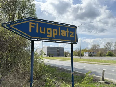 13 April 2025, Lower Saxony, Salzgitter: A sign shows the way to an airfield near Salzgitter AG. Two men were killed when a small plane crashed in Salzgitter. Photo: Michael Brandt/dpa