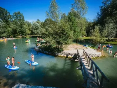Prvomajske počitnice v Kampu Menina so vedno nekaj posebnega. Za vas smo pripravili posebne ponudbe, ki vključujejo dogodke, &scaron;portne aktivnosti in animacije. V tem obdobju vam nudimo