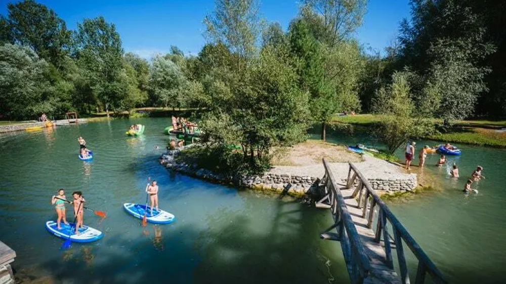 Prvomajske počitnice v Kampu Menina so vedno nekaj posebnega. Za vas smo pripravili posebne ponudbe, ki vključujejo dogodke, &scaron;portne aktivnosti in animacije. V tem obdobju vam nudimo