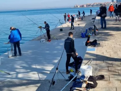 Odprto prvenstvo občine Piran v trkarjenju s palico z zidane obale.