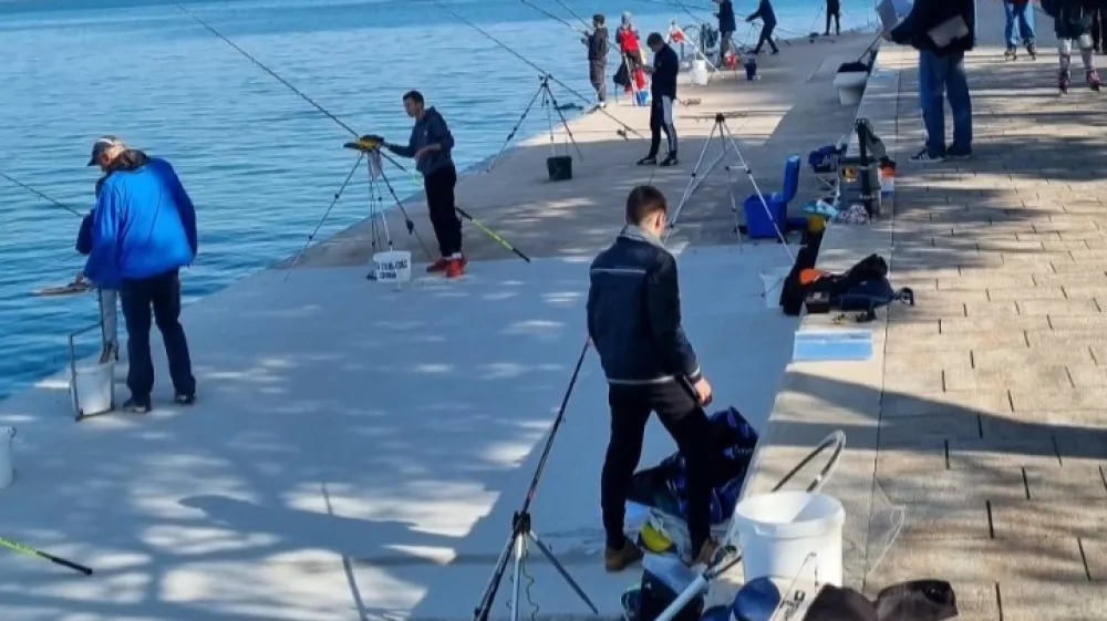 Odprto prvenstvo občine Piran v trkarjenju s palico z zidane obale.