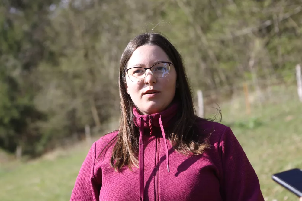 Petra Szarvasz, sodnica:&nbsp;Zelo pomembno je, da vodnik in pes ovce usmerjata dobro in spo&scaron;tljivo. Poleg tega morajo biti naloge izvedene natančno. Pri ločevanju ovc spremljam tudi, kako vodnik prebira njihovo počutje in vedenje.&nbsp;Foto: Luka Cjuha