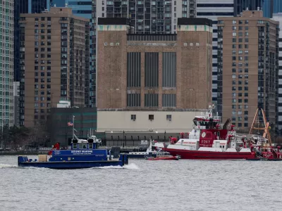 A view shows vessels of the New York Police Department (NYPD) and of New York City Fire Department (FDNY) at the scene of a helicopter crash on the Hudson River near lower Manhattan, in New York, U.S., April 10, 2025. REUTERS/Jeenah Moon