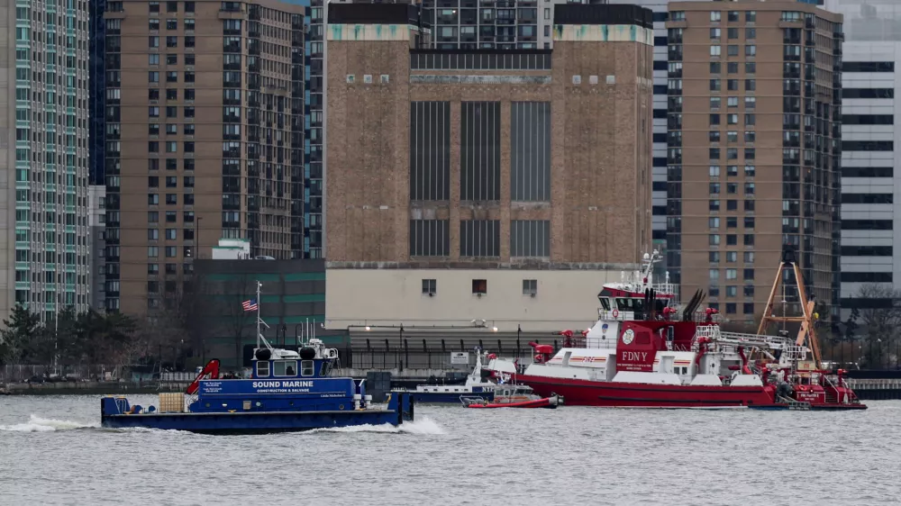 A view shows vessels of the New York Police Department (NYPD) and of New York City Fire Department (FDNY) at the scene of a helicopter crash on the Hudson River near lower Manhattan, in New York, U.S., April 10, 2025. REUTERS/Jeenah Moon