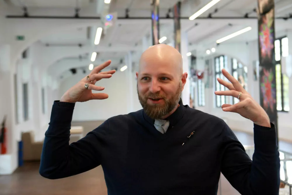 Justin Prim, svetovno znan brusilec dragih kamnov, je predaval o bru&scaron;enju smaragdov. Foto:&nbsp;Tomaž Skale