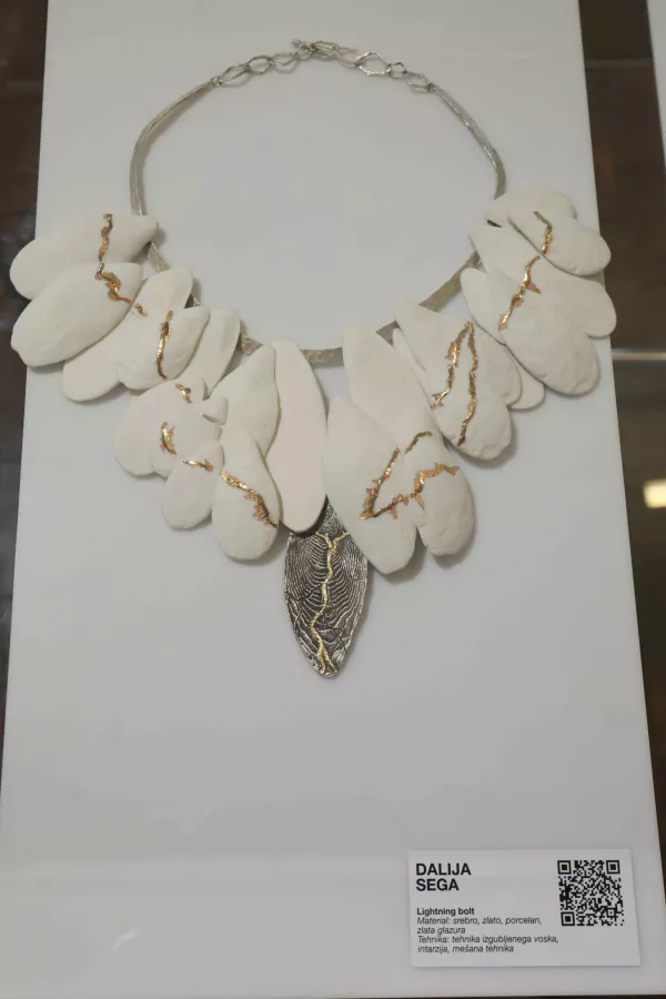 Dalija Sega letos razstavlja ogrlico iz sipinih kosti, izdelano iz keramike in prepleteno z zlato nitjo. Foto:&nbsp;Tomaž Skale