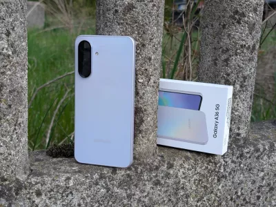 Glavna kamera ima ločljivost 50 MP, ultra&scaron;irokokotna 8 MP, bližinska pa 5 MP. Prednja kamera je medtem izgubila milijon pik in jih ima zdaj le &scaron;e 12 milijonov. Foto:&nbsp;Aljaž Potočnik