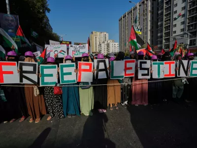 Supporters of the Pakistani religious group "Jamaat-e-Islami" take part in a rally against Israeli airstrikes and to show solidarity with Palestinian people living in Gaza, in Karachi, Pakistan Sunday, April 13, 2025. (AP Photo/Fareed Khan)
