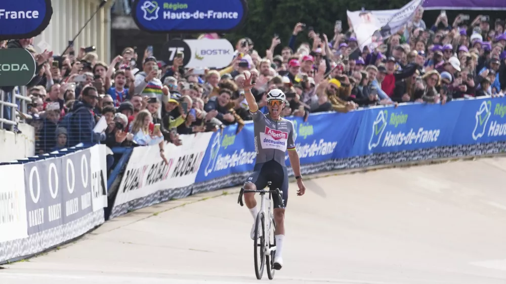 Mathieu van der Poel, of the Netherlands, approaches the finish line on her own to win the Paris-Roubaix cycling race in Roubaix, France, Sunday, April 13, 2025. (AP Photo/Thibault Camus)