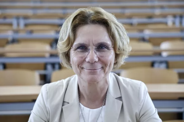 Darinka Martinčič Zalokar, ravnateljica:&nbsp;&raquo;Gre tudi za varnost izbire poti. Poklic, ki ga mladi pridobijo po treh, &scaron;tirih letih &scaron;olanja, namreč zanje pomeni tudi socialno mrežo, ki jim lahko zagotavlja lepo življenje.&laquo;