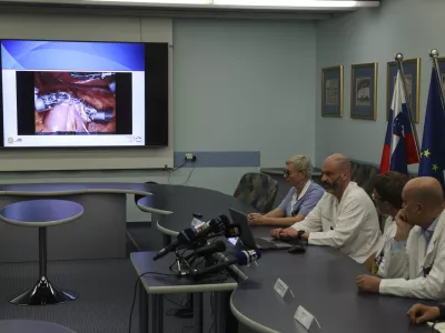 Suzana &Scaron;ega, Jan Grosek, Simon Hawlina, Ivan Kneževič- 14.04.2025 - novinarska konferenca o sočasni večorganski robotski operaciji na UKC//FOTO: Jaka Gasar