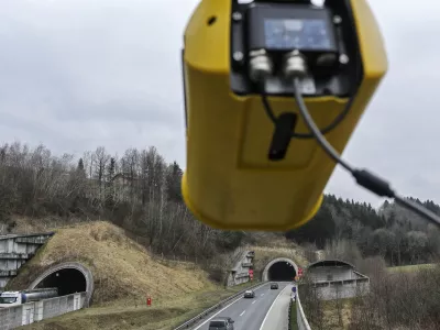 - sektorska kamera pred predorom Trojane - Dars v sodelovanju s policijo uvaja pilotni projekt sektorskega merjenja povprečnih hitrosti vožnje na petkilometrskem odseku trojanskih predorov. - 16.03.2016 - Družba za avtoceste v Republiki Sloveniji (DARS) - Trojane - &scaron;tajerska avtocesta - sektorsko merjenje hitrosti prehitrih voznikov na avtocesti prek Trojan - //FOTO: Jaka Gasar