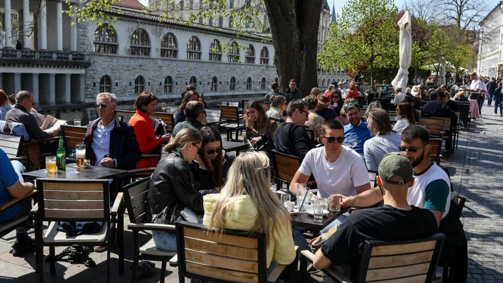 11.04.2025. Topel pomladni dan je privabil goste na gostinske vrtove na Petkov&scaron;kovem nabrežju. Foto: Bojan Velikonja