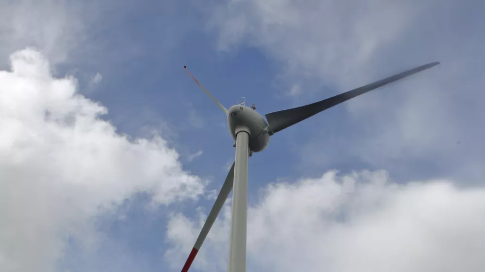 - druga elektrarna na veter v Sloveniji - električna energija - energetika - vetrnica - 22.04.2014 Razdrto - Vetrna elektrarna Nanos - stolp vetrnice je visok 53 metrov, elisa meri v premeru 44 metrov, moč naprave pa je 910 kilovatov - proizvedla bo predvidoma 1,6 gigavatne ure električne energije. //FOTO: Bojan Velikonja