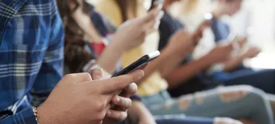 Digitalne tehnologije so neločljiv del izobraževanja, a njihova pretirana uporaba otrokom močno škodi. Fotografija je simbolična. Foto: Getty Images