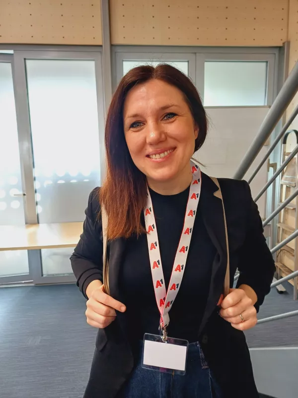 Nina Jelen, učiteljica: &raquo;Tehnologija je pomemben del pouka, smo pa ob tem učitelji vseeno malce razklani, saj se zavedamo, da prina&scaron;a tudi nevarnosti.&laquo;