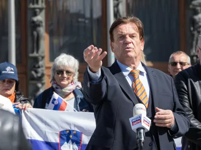 Ljubljana, Trg republike.Novinarska konferenca stranke Glas upokojencev in Instituta 1.oktober, na kateri so med drugim predstavili organizacijo kampanje za referendum o zakonu o dodatku k pokojnini za izjemne dosezke na podrocju umetnosti ter protestni shod, ki bo 23. aprila na Trgu republike.