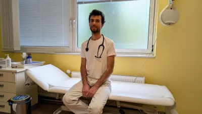 Uro&scaron; Ažman v svoji ordinaciji. / Foto: Daf