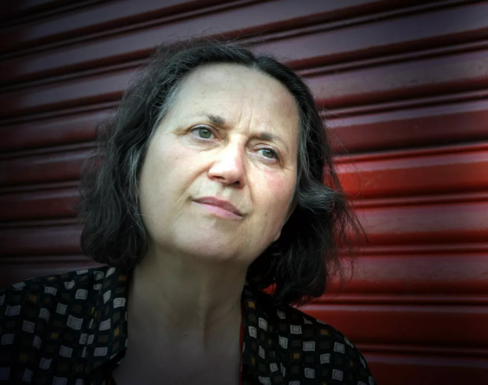 Kontrabasistka in skladateljica Jo&euml;lle L&eacute;andre velja za veliko damo kontrabasa v improvizirani glasbi. F arhiv CD