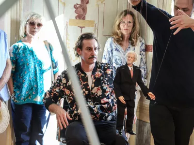 Intermedijski umetnik Ja&scaron;a s protagonisti in lutkami v Rekviemu. Foto: Tja&scaron;a Gnezda