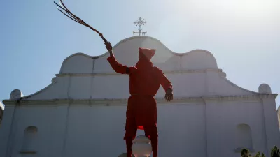 A man dressed as a demon takes part in a ceremony known as Los Talciguines, as part of religious activities to mark the start of the Holy Week in Texistepeque, El Salvador, April 14, 2025. REUTERS/Jose Cabezas   TPX IMAGES OF THE DAY