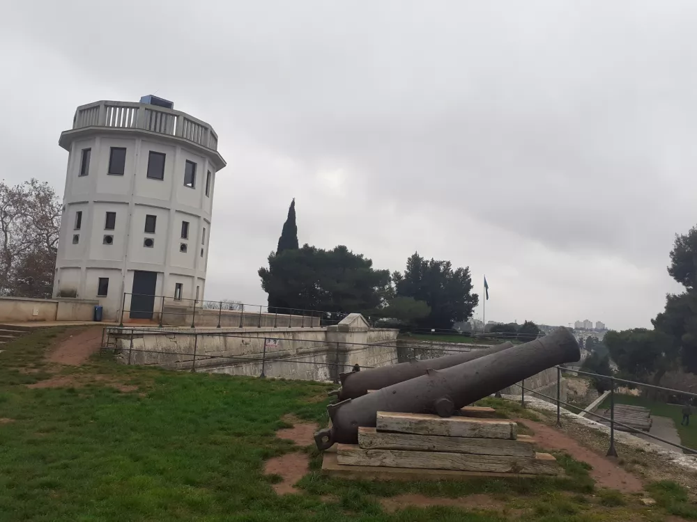 Ka&scaron;tel je mogočna utrdba na griču v sredi&scaron;ču Pulja. Dostop do utrdbe je mogoč tudi preko podzemnih predorov. Foto: br