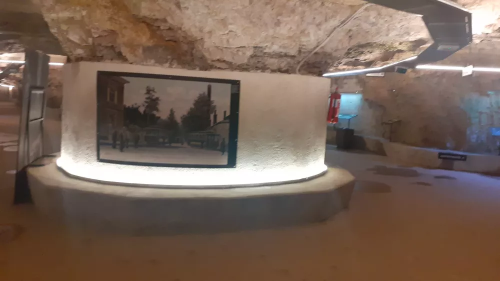 V podzemnih predorih so na ogled različne razstave, denimo o puljskem tramvaju. Foto: br