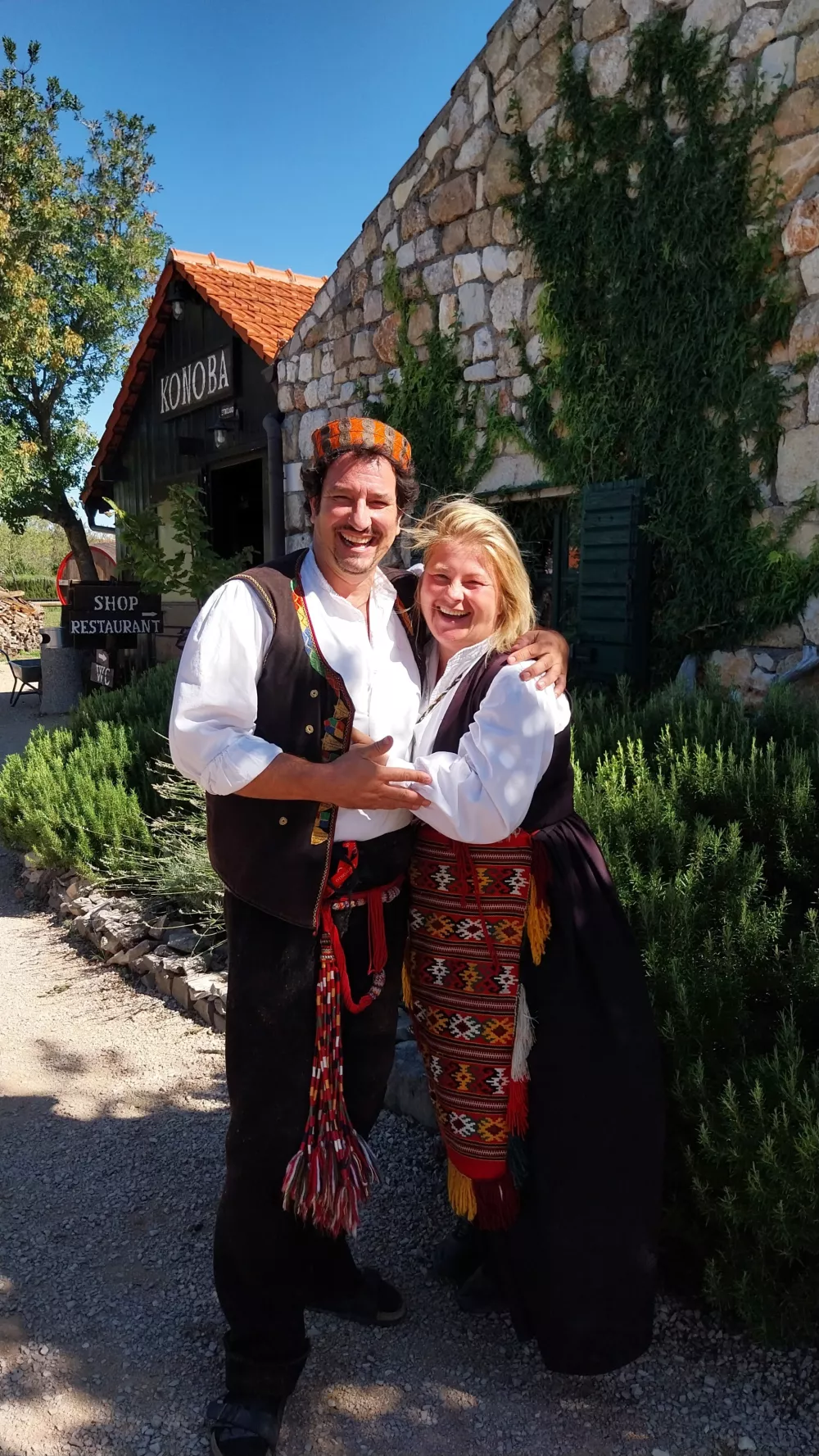 V&nbsp;Pakovem selu&nbsp;v zaledju &Scaron;ibenika&nbsp;Ana&nbsp;in&nbsp;Jo&scaron;ko Lokas&nbsp;že vrsto let vodita čisto posebno etno vas&nbsp;Etnoland Dalmati.