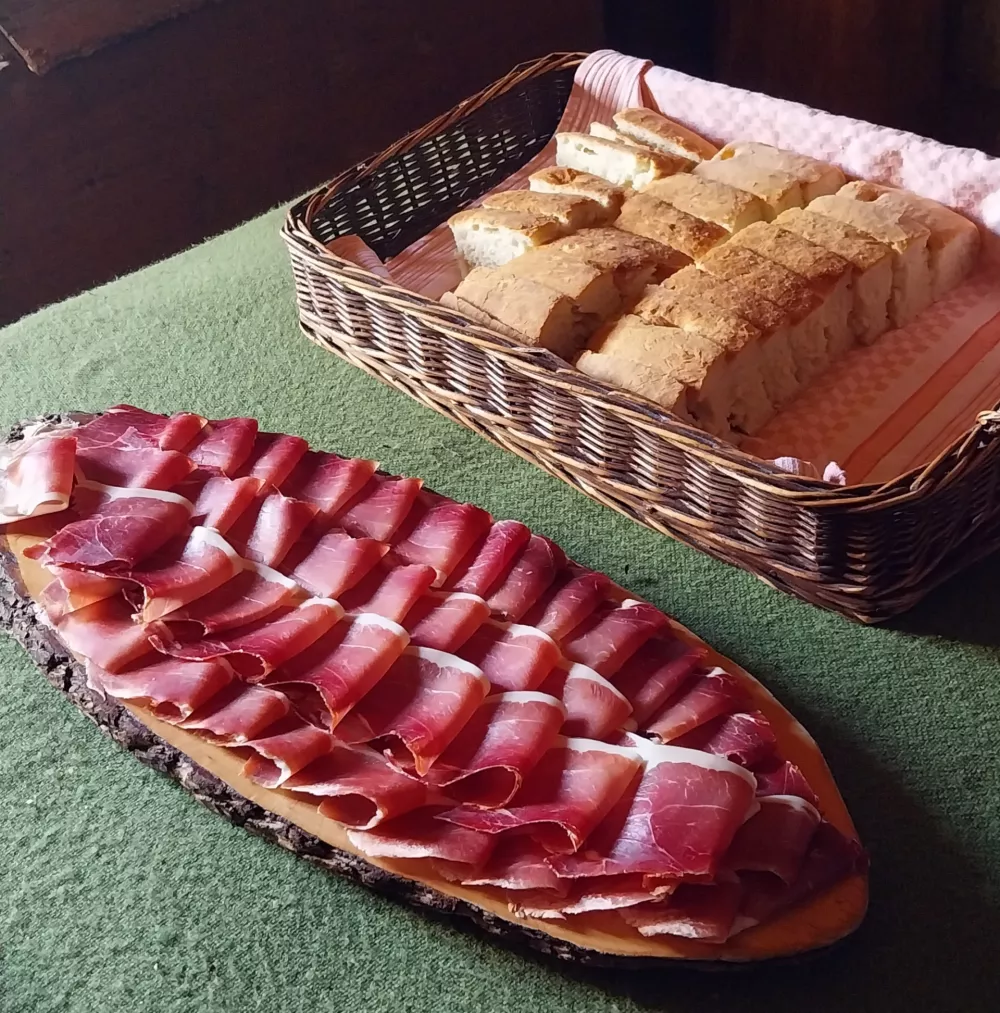 Na koncu doživetja postrežeta drni&scaron;ki pr&scaron;ut in sveže pečen krih