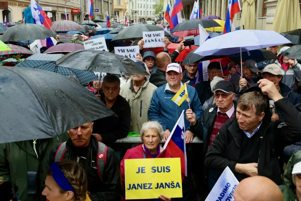 Pred celjskim sodi&scaron;čem se je točno opoldan začel protestni shod v podporo prvaku SDS Janezu Jan&scaron;i, zbralo se je nekaj sto njegovih privržencev, ki so bili na trenutke zelo glasni.&nbsp;Foto: Jaka Gasar