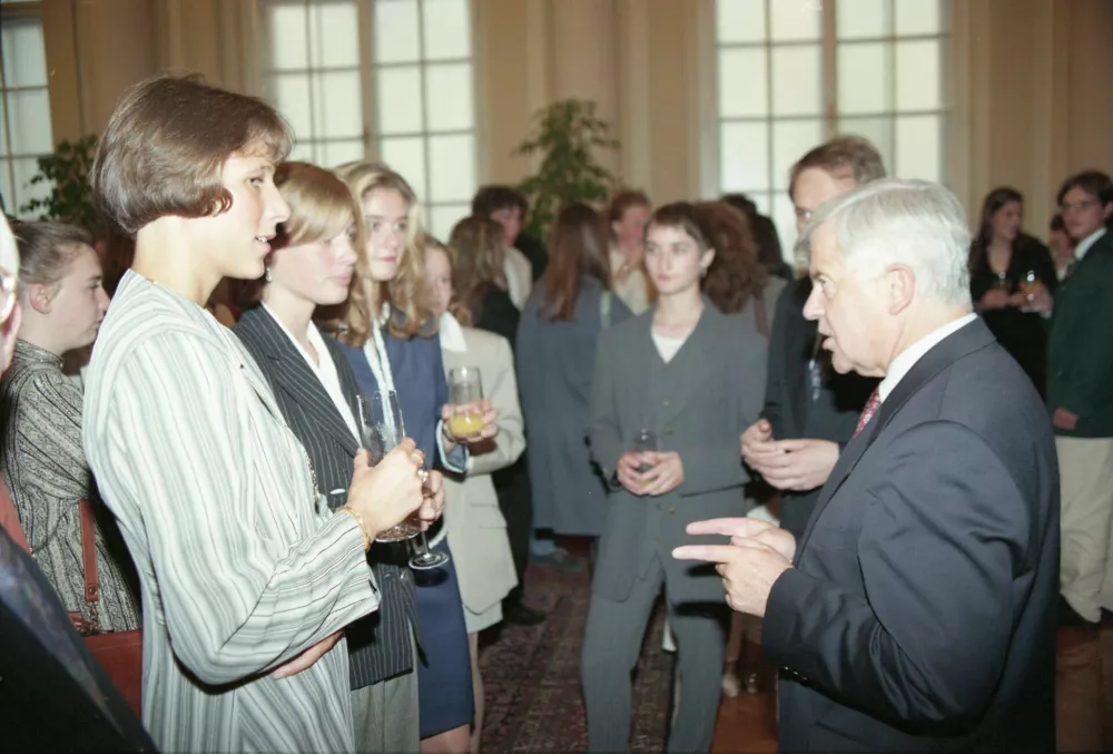 Najbolj&scaron;e maturante je prvi sprejel tedanji predsednik republike&nbsp;Milan Kučan&nbsp;in ta gesta se je ohranila vse do danes. / Foto: dokumentacija